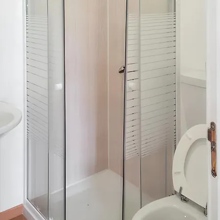 Comfortable In With Garden And Shared Pool דירה