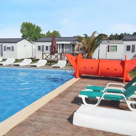Comfortable In With Garden And Shared Pool דירה